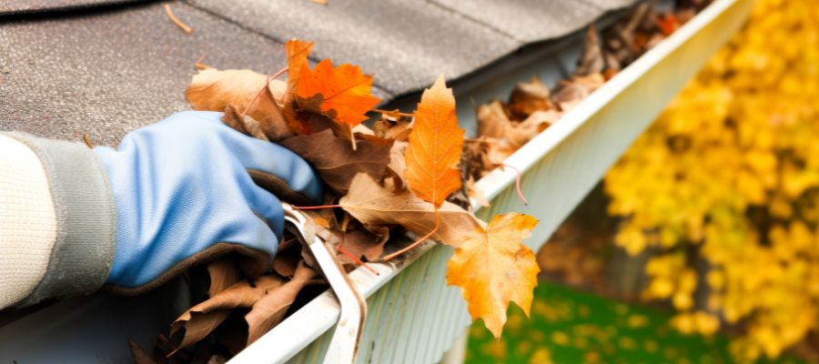 Gutter cleaning in Bergen County, NJ to remove leaves and debris